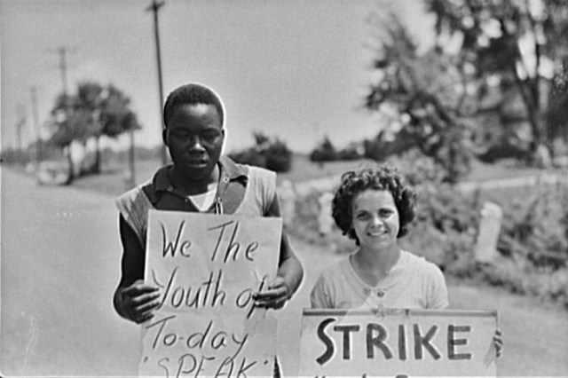 Picket line at King Farm, Morrisville PA, August 1938